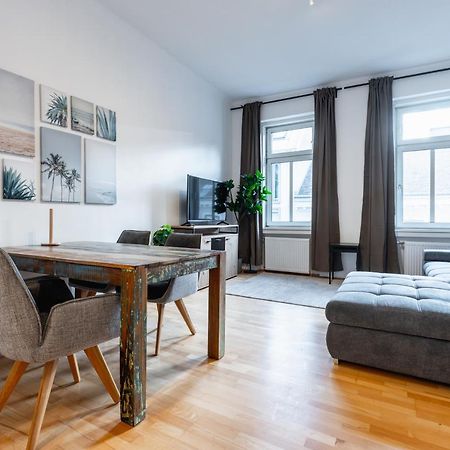 Cozy Apartment Steps Away From Subway Station Вена Экстерьер фото
